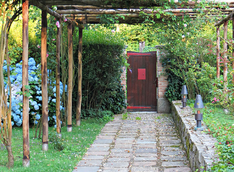 Per il vialetto del giardino di campagna sono state utilizzate lastre Vecchia Milano con fughe in cemento e ghiaia.<br /><br />